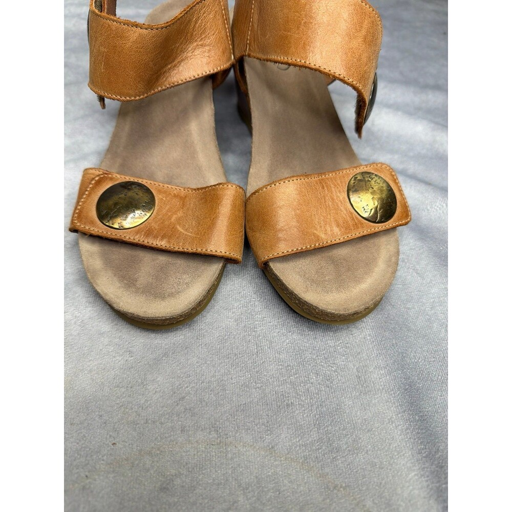 Taos Carousel 3 Sandals Size EU 39 US 8.5 Leather Tan Brass Wedge Ankle Strap - Picture 8 of 8